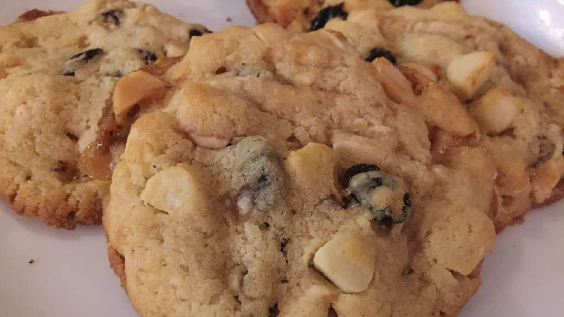 Rezept vegane Macadamia-Cookies mit Kirschen und weißer Schoko