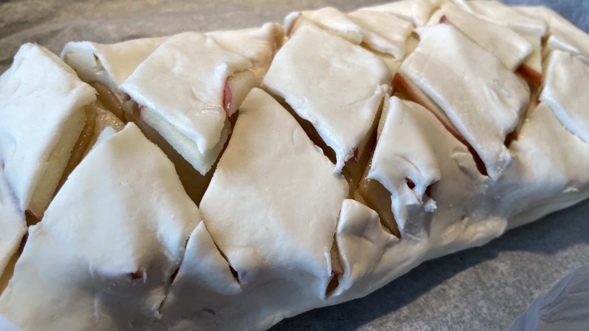 Rezept Marzipan-Apfelstrudel mit Blätterteig - vegan mit nur 3 Zutaten