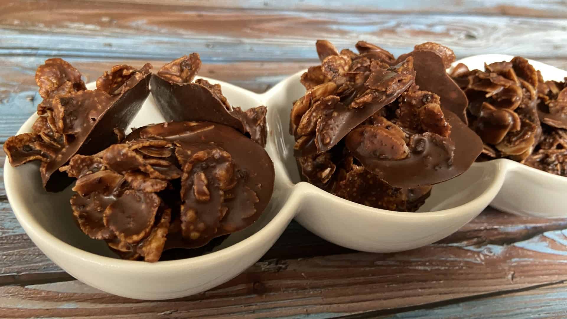 Vegane Schoko-Knusperhäufchen als schnell gemachte Pralinen und süßer Snack