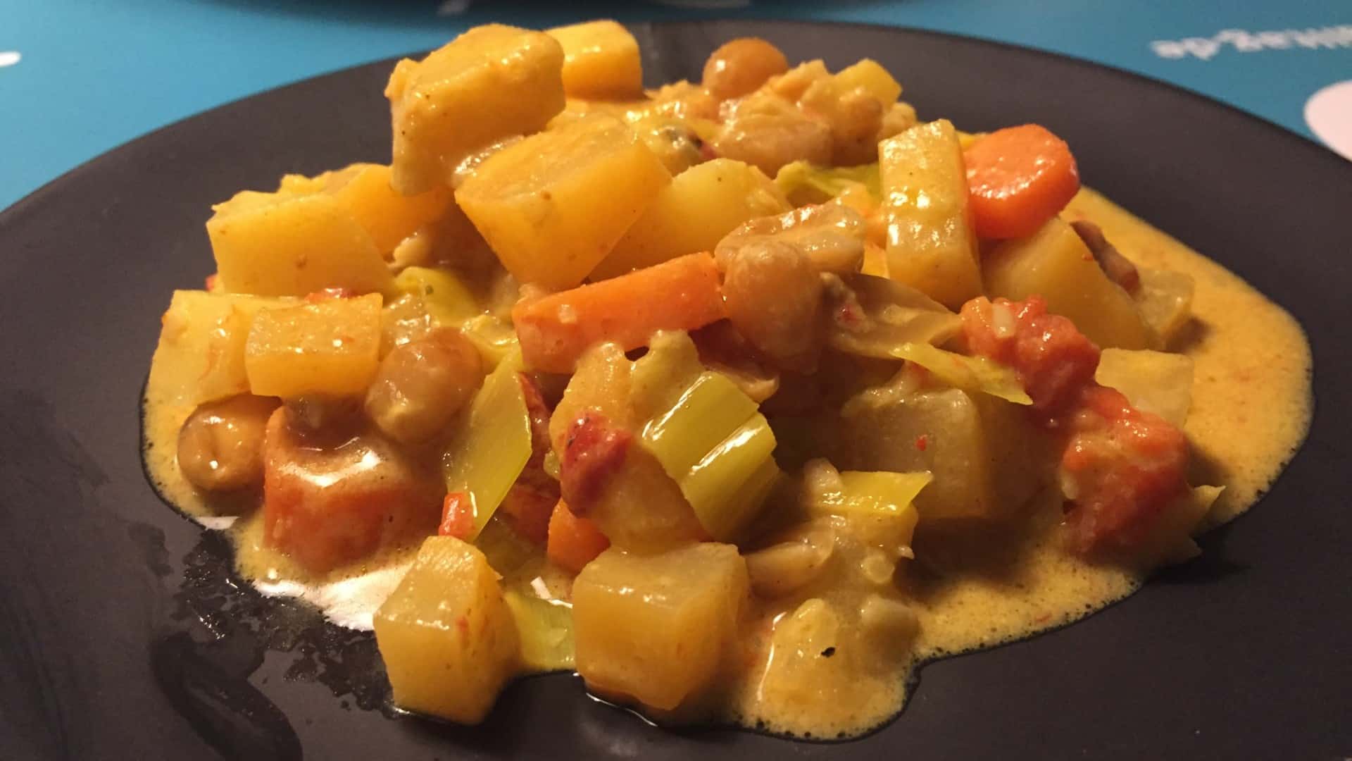 Rezept Steckrüben-Kokos-Curry mit Süßkartoffeln und Erdnüssen, vegane