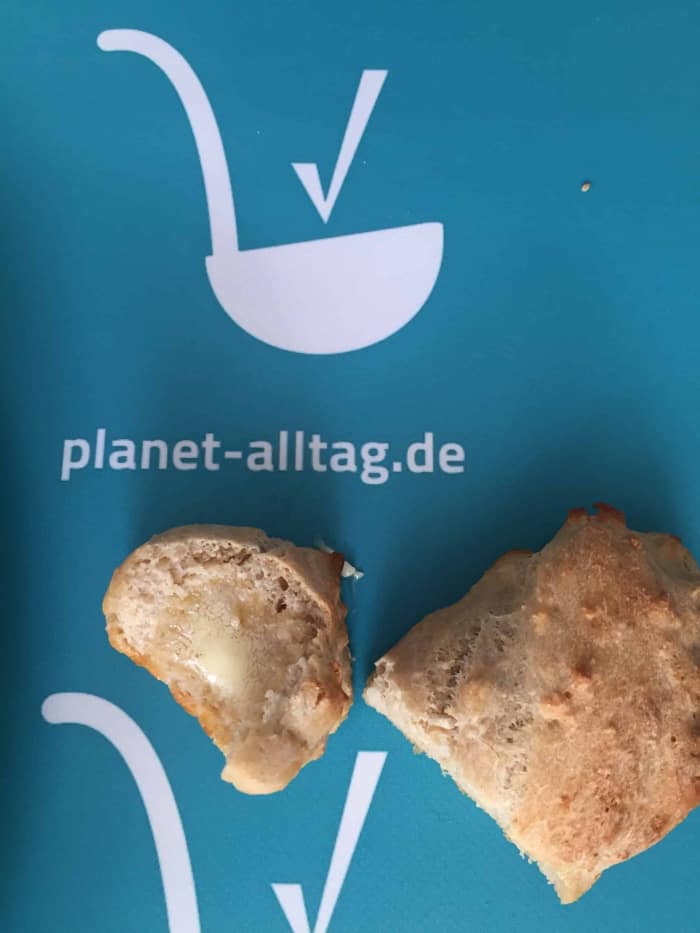 Warme Brötchen mit einem Klecks Butter