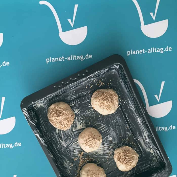 Aus der 2. Packung machten wir fünf normalgroße und fünf Partybrötchen. (das sind die kleinen, mit Sesam)