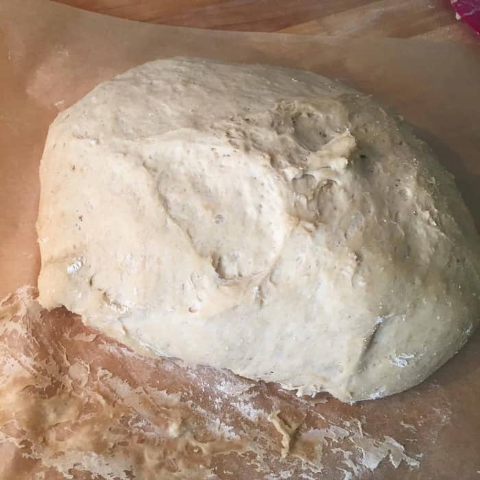 Kartoffelbrot-Batzen aus der Bio Backmischung gehen lassen, bis er sich verdoppelt