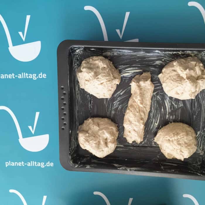 Aus der 2. Packung machten wir fünf normalgroße und fünf Partybrötchen. (das sind die großen)