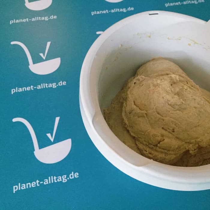 Der fertig zusammengerührte Teigbatzen muss "gehen".