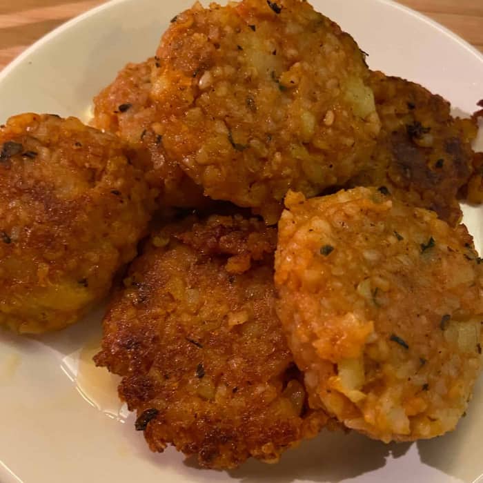 Vegane Bulgur-Frikadellen Bifteki Art mit Feta und Kartoffeln