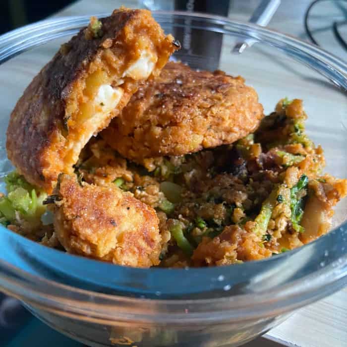 Vegane Bulgur-Frikadellen Bifteki Art mit Feta und Kartoffeln