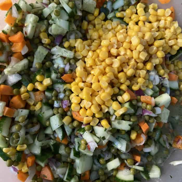 Erbsen-Gurkensalat mit Mais