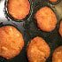 Knusprige Erdnuss-Minimuffins mit weißer Schokolade