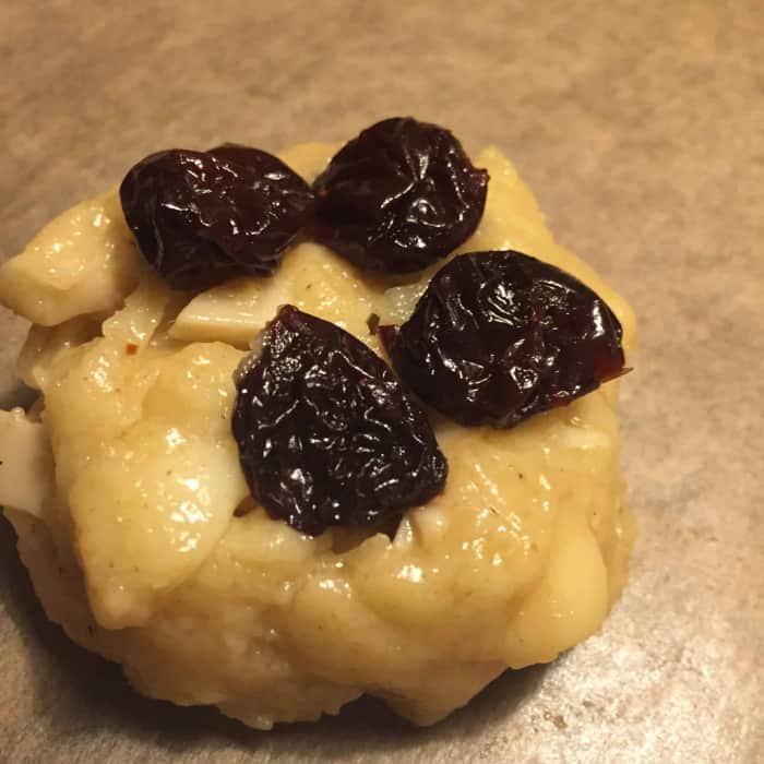 Macadamia-Cookies mit Kirschen und weißer Schoko roh