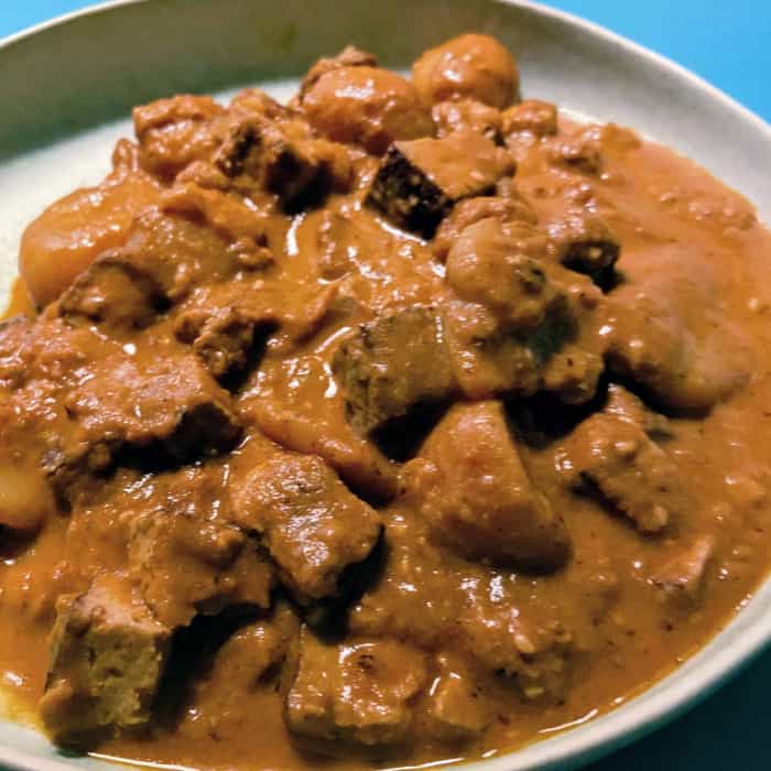 Rezept veganes Gulasch mit Tofu: Räuchertofu-Gulasch mit Kartoffeln
