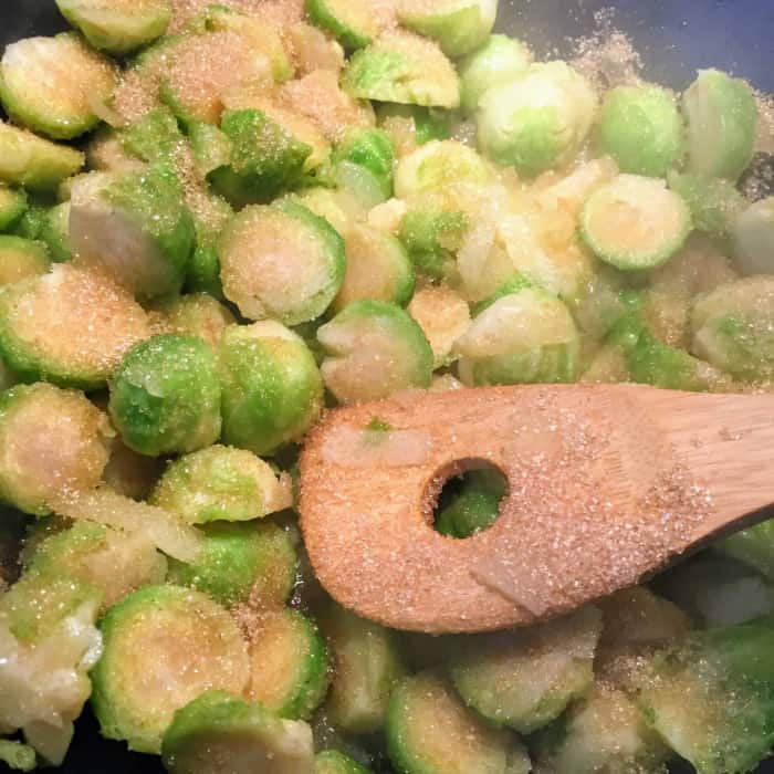 In der zweiten Phase mit braunem Zucker bestreuen