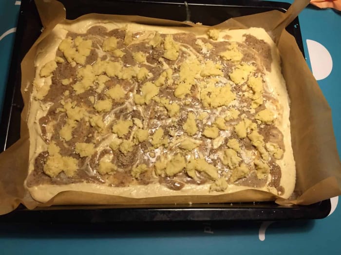 Streuselkuchen vom Blech mit Walnussfüllung vor dem Backen