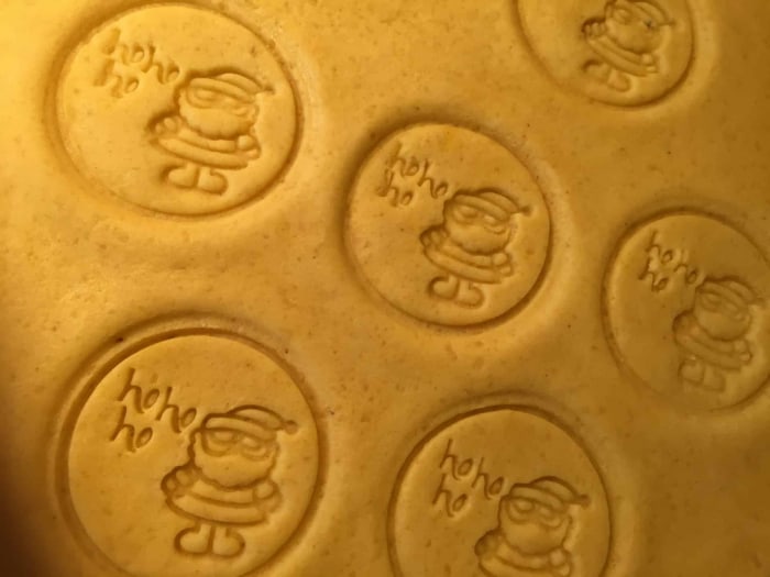 Rezept für vegane Weihnachtsplätzchen: Mandel-Grieß-Taler mit Muster
