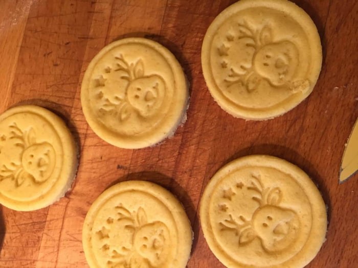 Rezept für vegane Weihnachtsplätzchen: Mandel-Grieß-Taler mit Muster