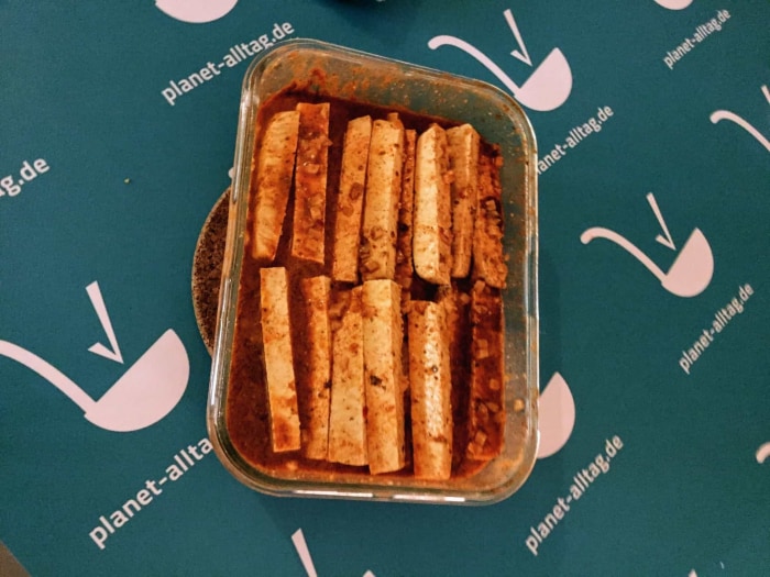 Der diesmal bereits in Streifen geschnittene Tofu in der scharfen Marinade