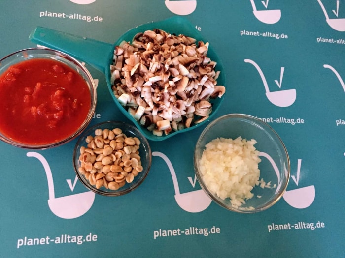 Zutaten für die vegane Erdnuss-Champignon-Bolognese