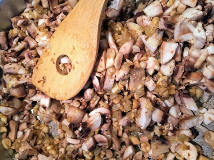 zerschredderte Pilze zur Mischung geben und einkochen