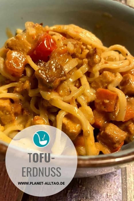 Mie Nudeln mit Tofuwürfelchen in Erdnuss-Soße