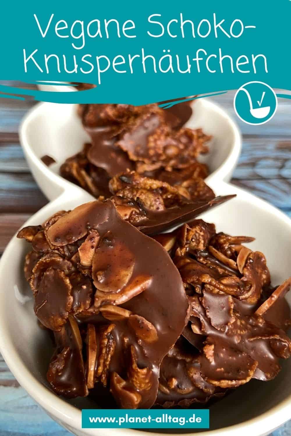 Vegane Schoko-Knusperhäufchen als schnell gemachte Pralinen und süßer Snack Vegane Schoko-Knusperhäufchen als schnell gemachte Pralinen und süßer Snack